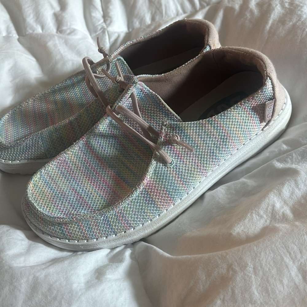 HeyDudes girls sz 4Y.  Like new!  Adorable pastels with muted pink accent.